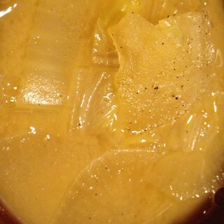 白菜と大根とじゃがいもの味噌汁。